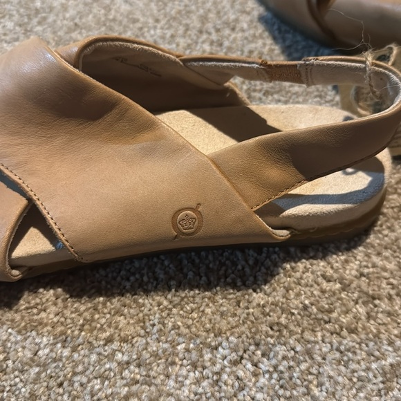 Born NWT Sandals Sling Back 10M Neutral Leather Comfort Vacation Travel Resort - Picture 5 of 13